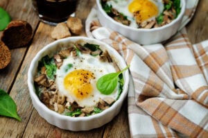 Oeuf cocotte et fricassée de champignons frais