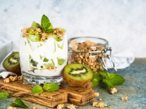 Blanc manger banane et kiwis