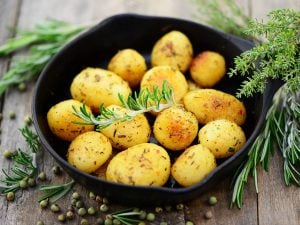 Confit de pommes de terre ditta aux aromates