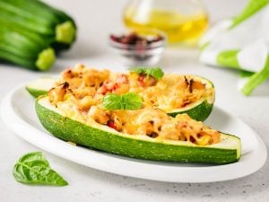 Courgettes farcies au chèvre Pesto et pignon de pin