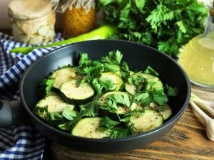 Céleri-branche et courgettes poêlés
