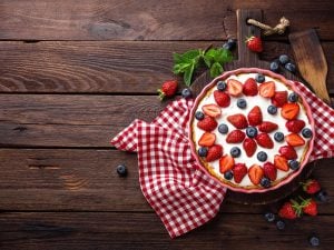 Gâteau aux myrtilles et aux fraises