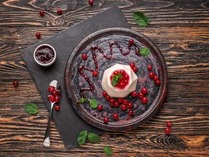 Mousse à la cerise sur petit sablé et pistaches grillées