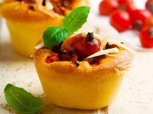 Muffins aux tomates, à la mozzarella & à la menthe