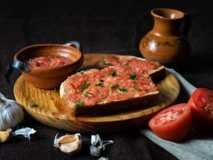 Pan con tomate