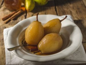 Poires pochées au coulis de pain d’épices