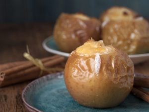 Pommes au four à la cannelle