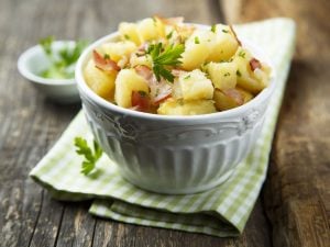 Pommes de terre ditta aux oignons et au bacon