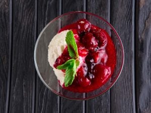 Poêlée de cerises à la vanille, glace fromage blanc