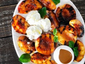 Poêlée de fraises et pêches au romarin