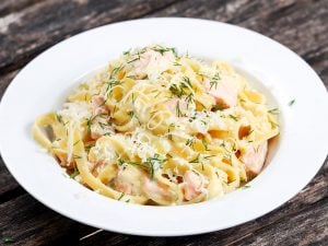 Pâtes aux poireaux et saumon fumé