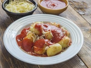 Quenelles de pommes de terre à la sauce tomate