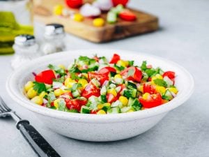 Salade d’été maïs doux, tomates, concombre