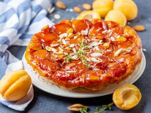 Tarte tatin aux abricots et aux amandes