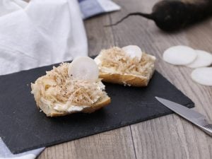 Toast de radis noir, fromage frais et miel