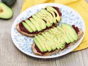 Toast betterave avocat