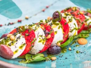 Salade de tomates, vinaigrette façon pesto