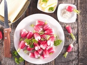 Radis, beurre aux fanes
