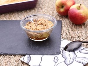 Pommes cuites à la cannelle, crumble au beurre salé