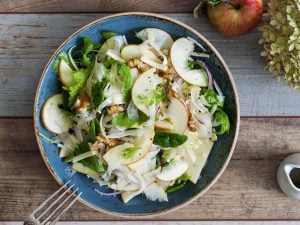 Salade aux noix et aux pommes