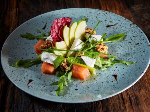 Salade aux pommes et au saumon