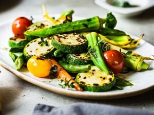 Salade colorée et ses légumes sautés, vinaigrette au soja et cacahuètes