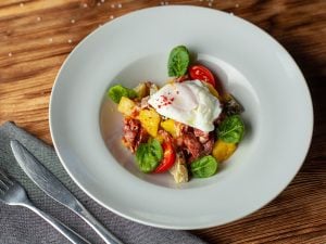 Salade croquante aux légumes d’été, vinaigrette au basilic, œuf poché et chorizo