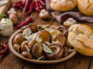Salade de champignons de Paris au vinaigre balsamique
