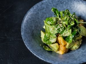 Salade de cresson, avocats, vinaigrette à la réduction d’agrumes
