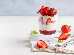 Salade de fraises, mousse de mascarpone