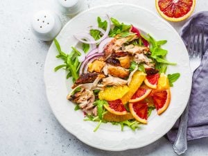 Salade de laitue, oranges et dinde marinée