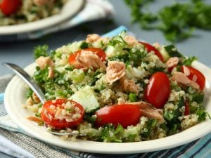 Salade de quinoa, concombre et saumon