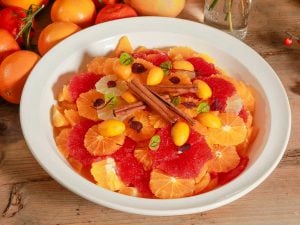 Salade d’oranges à la cannelle, fleur d’oranger et tuiles aux zestes