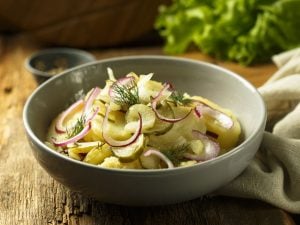 Salade fraîche de concombre et pommes de terre