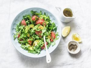 Salade vitaminée et colorée : cresson et avocats, vinaigrette au pamplemousse