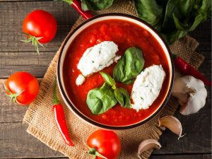 Soupe de tomates glacée à la fêta, granité basilic