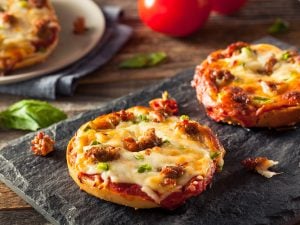 Tarte aux poivrons grillés, chorizo, parmesan et mozzarella