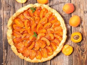 Tarte feuilletée aux abricots au miel de lavande, coulis d’abricots