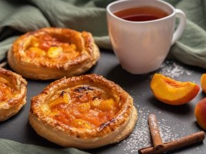 Tarte feuilletée aux fruits d’été et aux biscuits de Reims