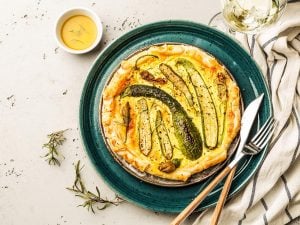 Tarte à la courgette, olives noires et romarin