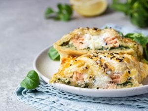 Tarte à la crème d’avocat, pomme Granny et saumon grillé