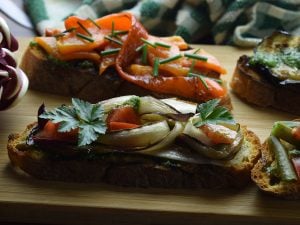 Tartine d’aubergine, jambon cru, copeaux de parmesan et basilic