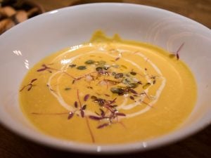 Velouté de courge au lait de coco et à la cannelle, graines de courge torréfiées