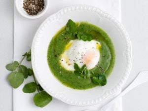 Velouté de cresson et son œuf poché