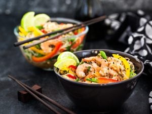 Wok de pois gourmands et oignons nouveaux aux crevettes