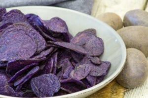 Chips de pomme de terre violettes