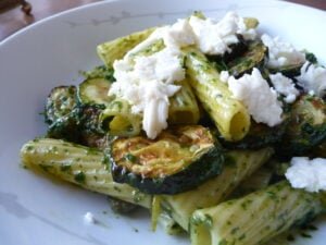 Pâtes fraiches aux courgettes et chèvre frais, pesto au basilic