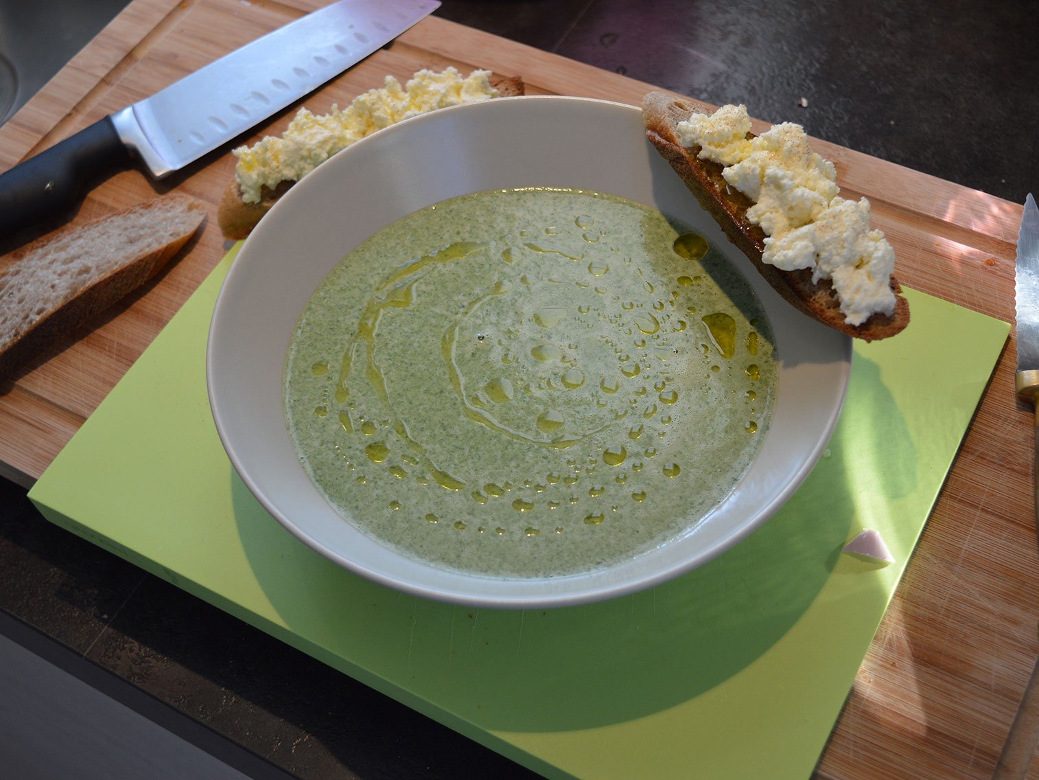 Soupe de cresson, toast de fromage frais