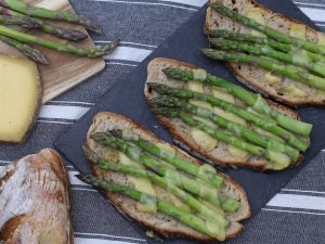 Tartines aux asperges sauvages et comté