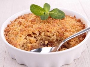 Crumble aux pommes et pêches au sirop à la vanille